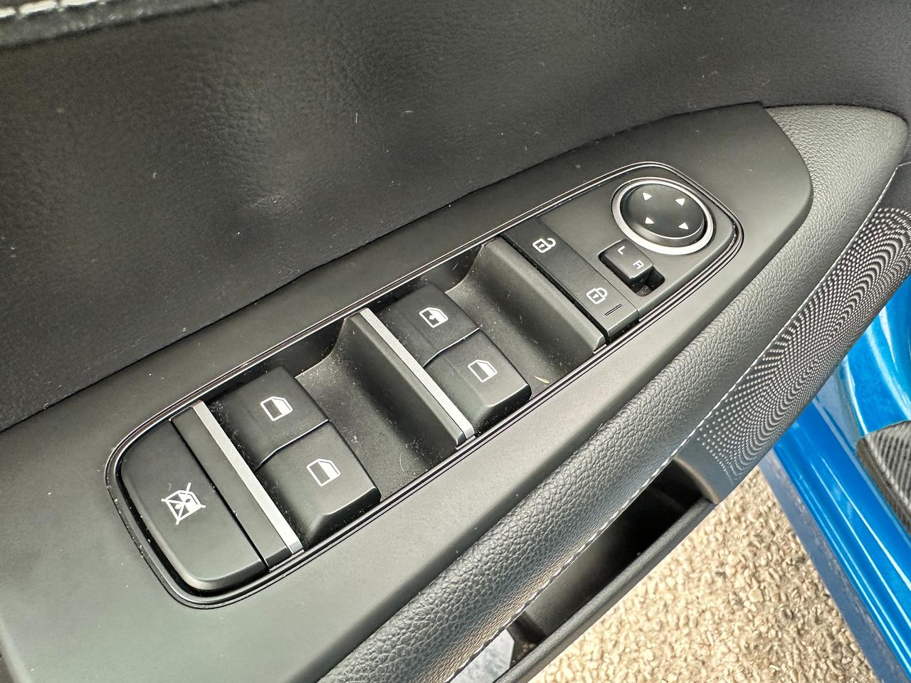 2023 Kia Forte EX HTD-Cloth A/C CarPlay HD-FM Backup Cam Alloys Photo