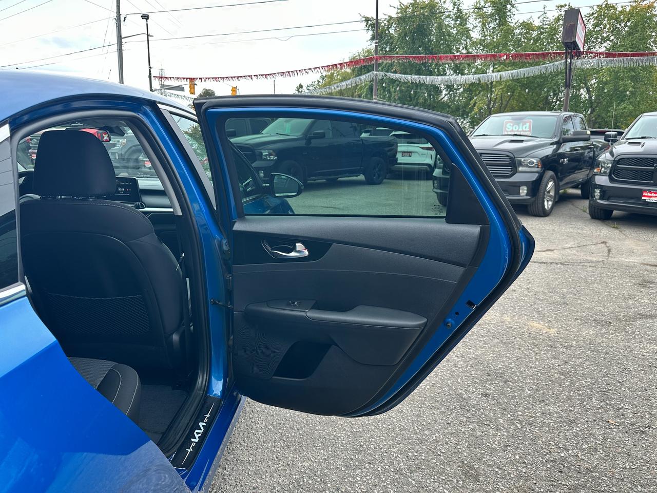 2023 Kia Forte EX HTD-Cloth A/C CarPlay HD-FM Backup Cam Alloys Photo