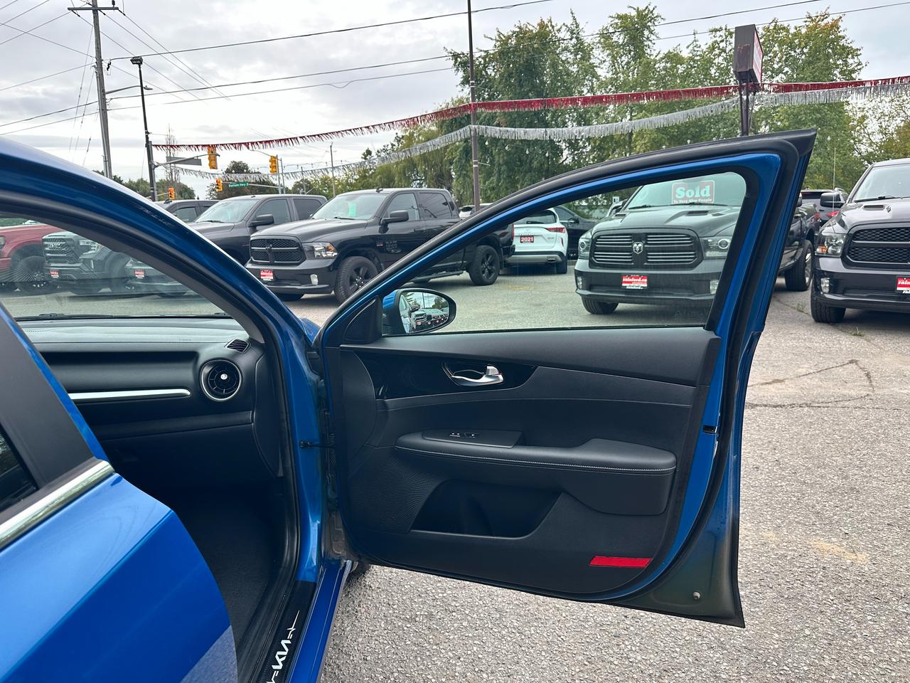 2023 Kia Forte EX HTD-Cloth A/C CarPlay HD-FM Backup Cam Alloys Photo