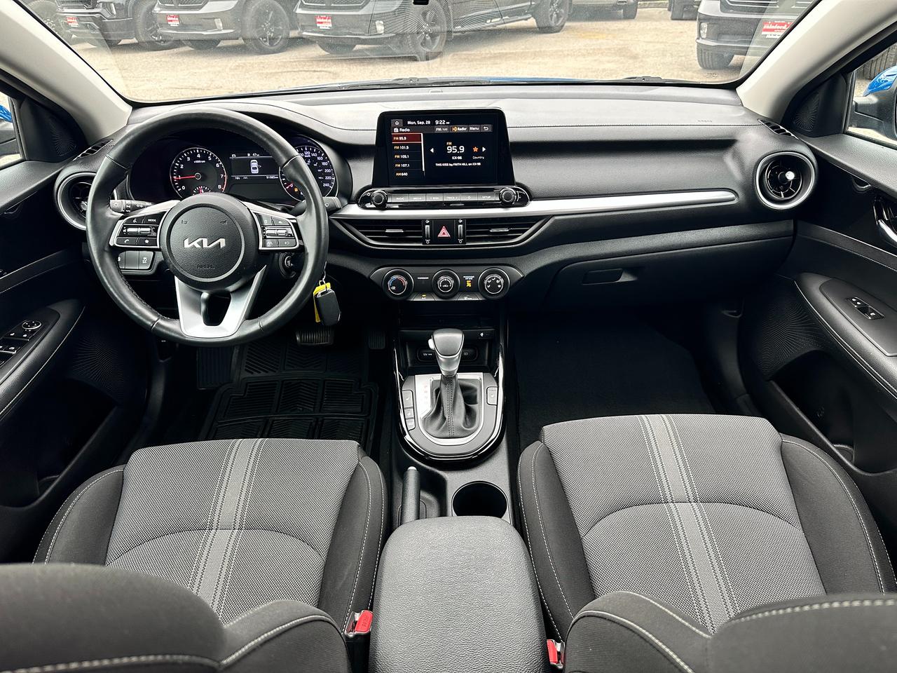 2023 Kia Forte EX HTD-Cloth A/C CarPlay HD-FM Backup Cam Alloys Photo