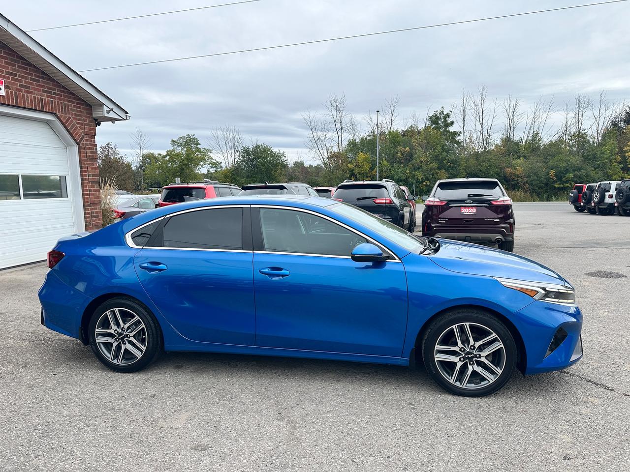 2023 Kia Forte EX HTD-Cloth A/C CarPlay HD-FM Backup Cam Alloys Photo