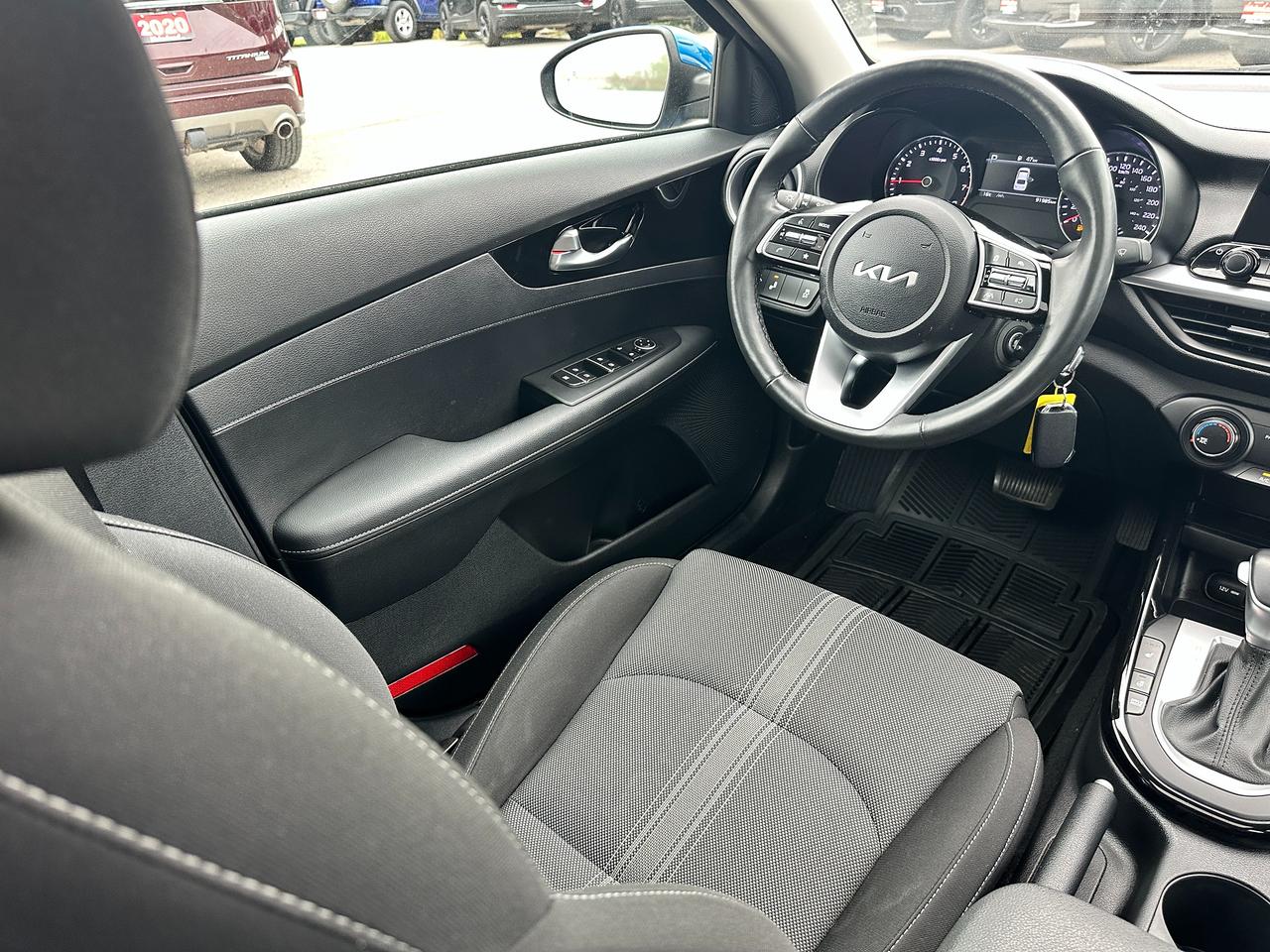 2023 Kia Forte EX HTD-Cloth A/C CarPlay HD-FM Backup Cam Alloys Photo