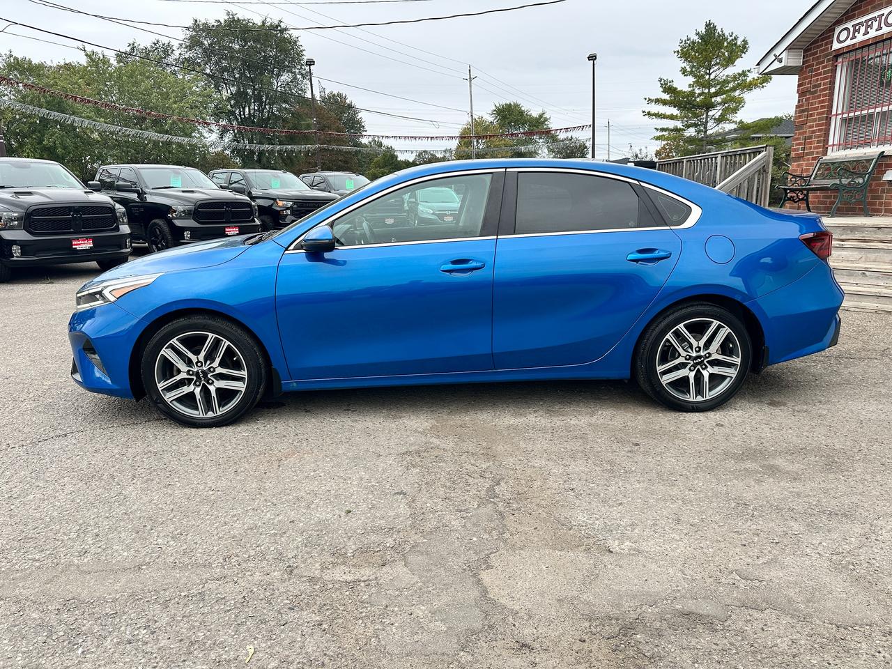 2023 Kia Forte EX HTD-Cloth A/C CarPlay HD-FM Backup Cam Alloys Photo2