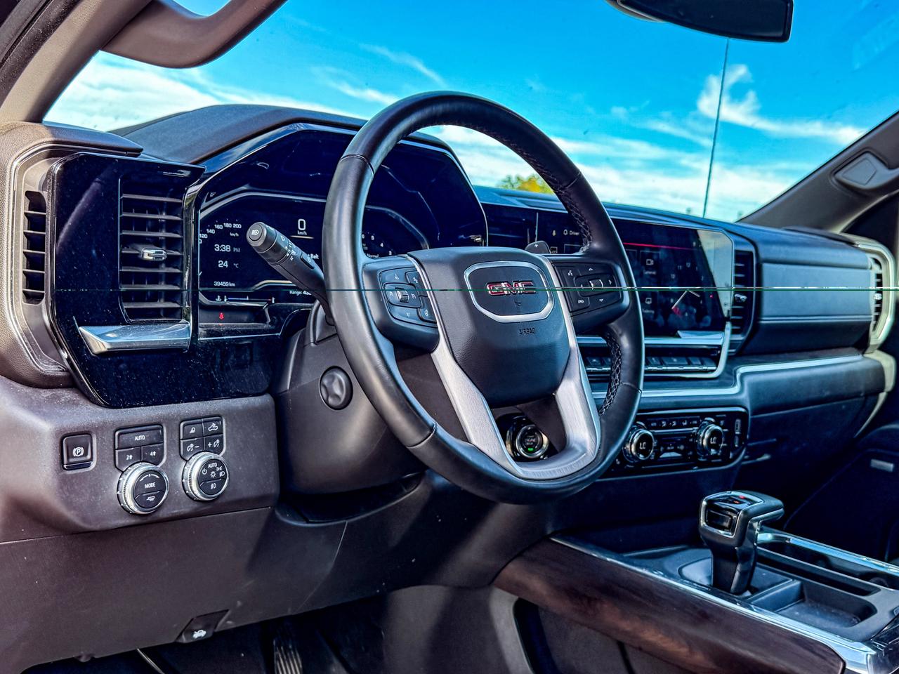2025 GMC Sierra 1500 SLT Photo