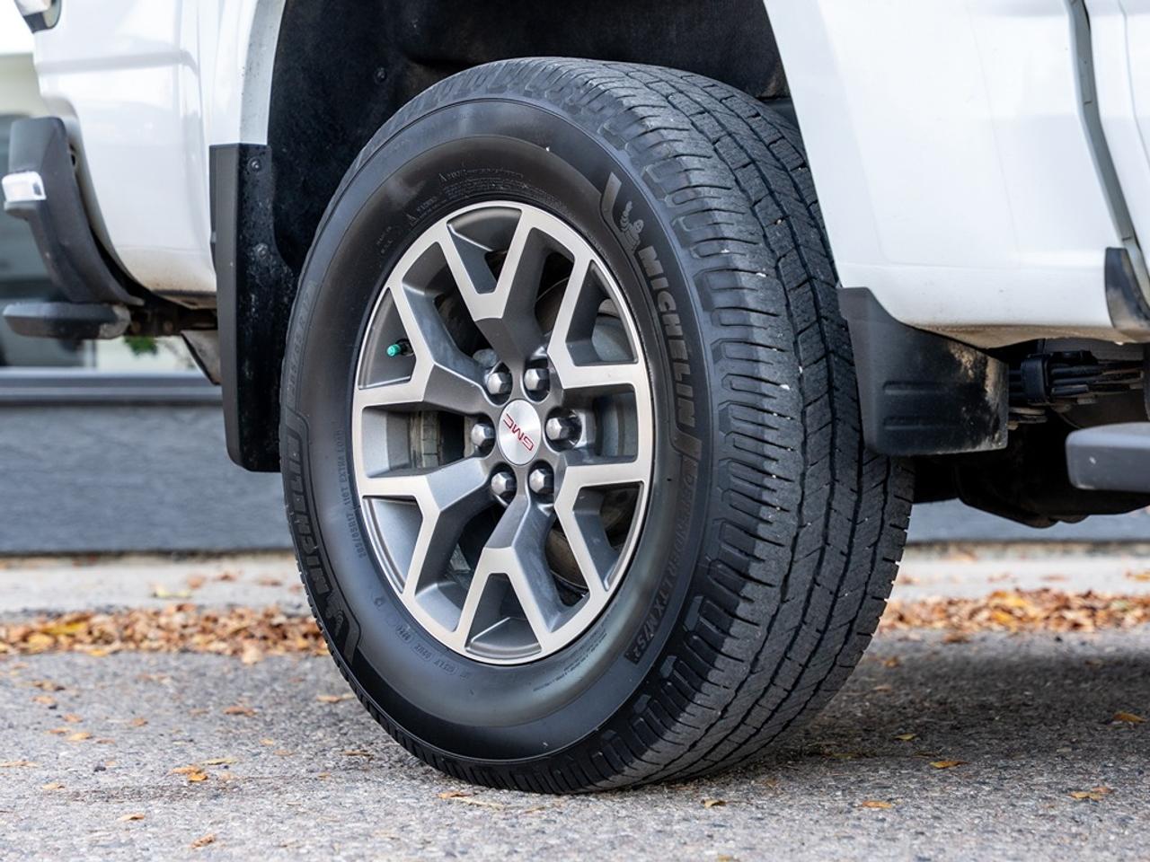 2022 GMC Canyon 4WD AT4 w/Leather Photo3