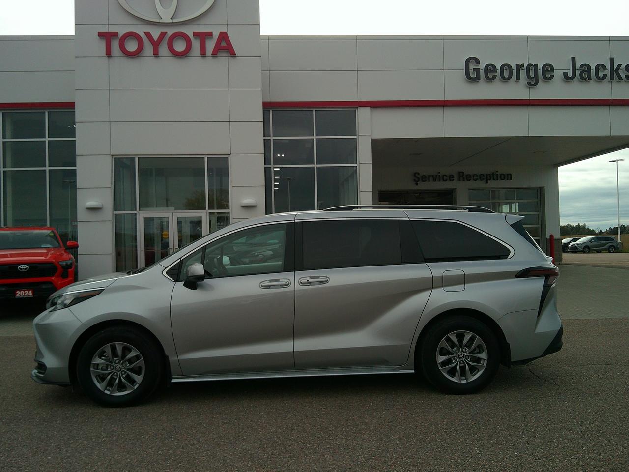 2025 Toyota Sienna LE Photo