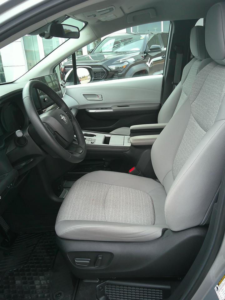 2025 Toyota Sienna LE Photo