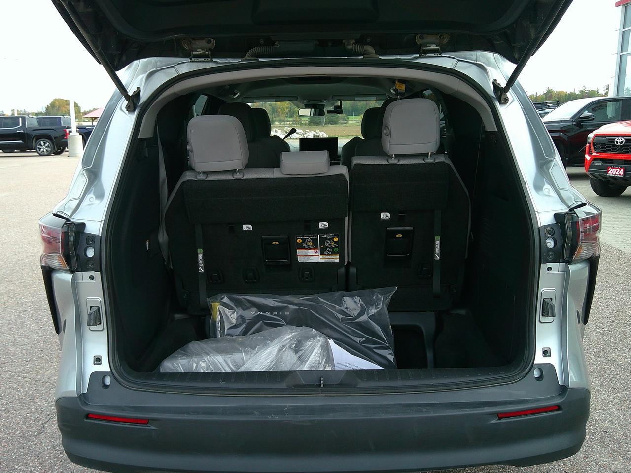 2025 Toyota Sienna LE Photo