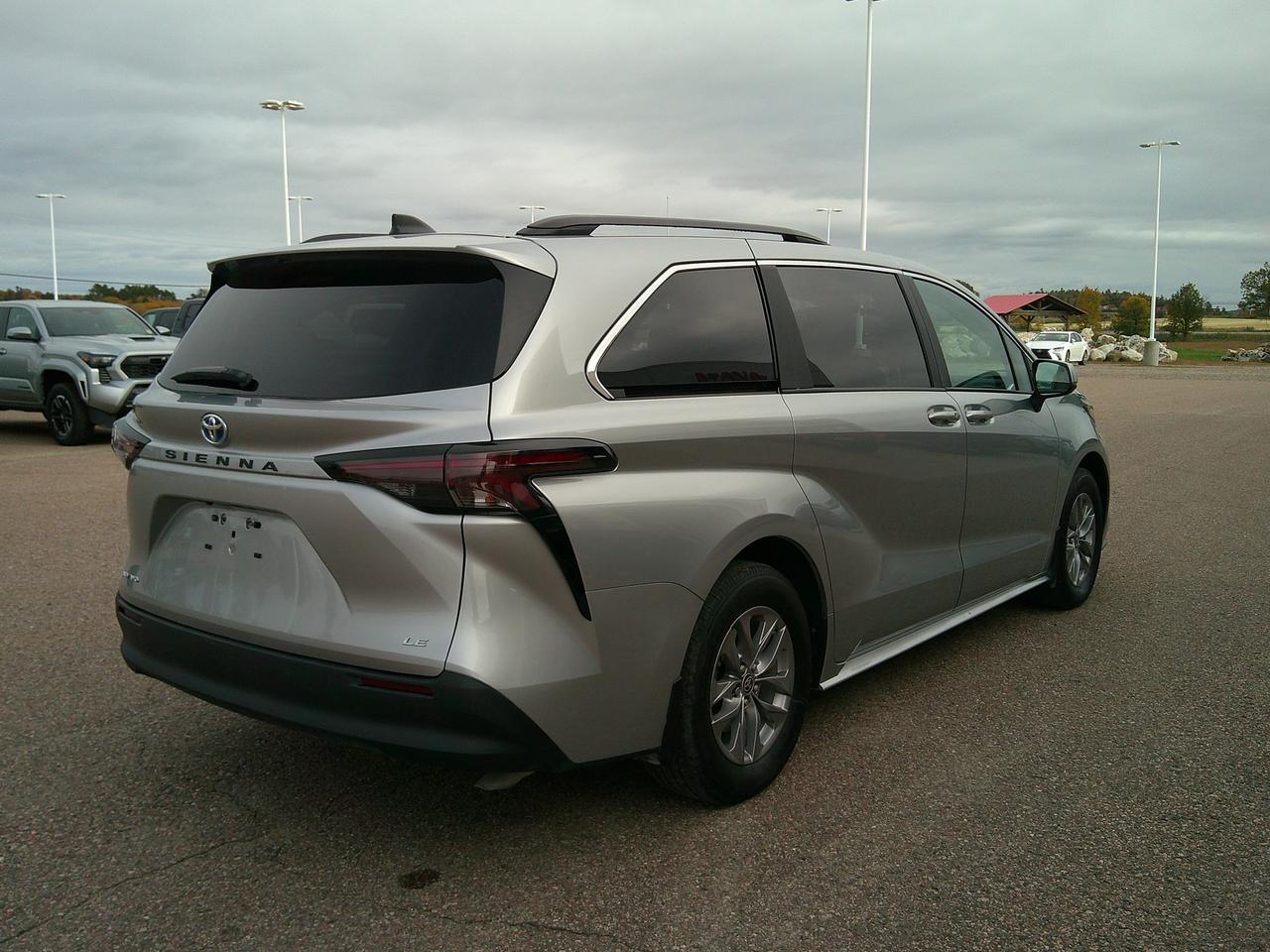 2025 Toyota Sienna LE Photo