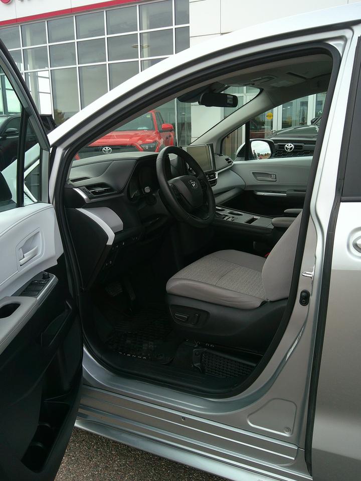 2025 Toyota Sienna LE Photo