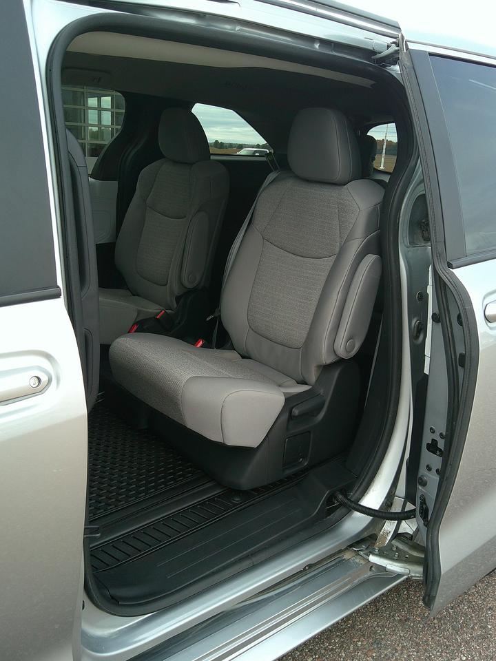 2025 Toyota Sienna LE Photo