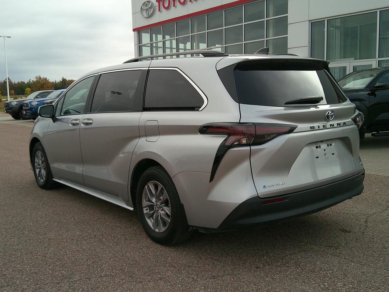 2025 Toyota Sienna LE Photo