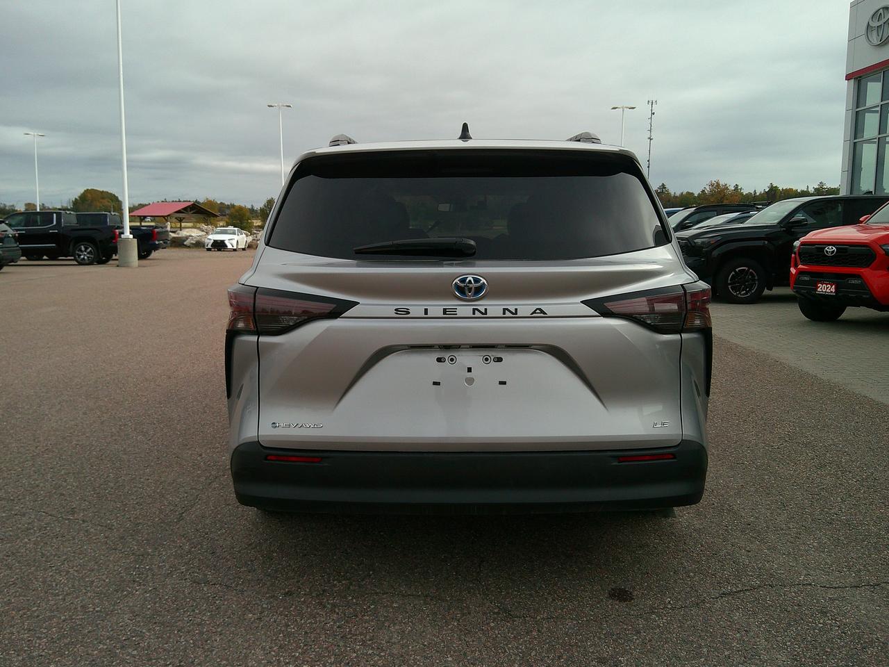 2025 Toyota Sienna LE Photo