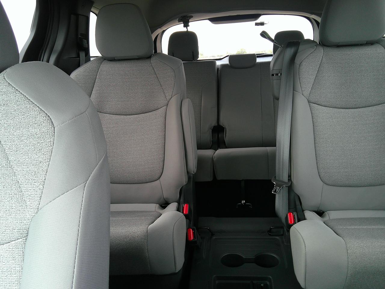 2025 Toyota Sienna LE Photo