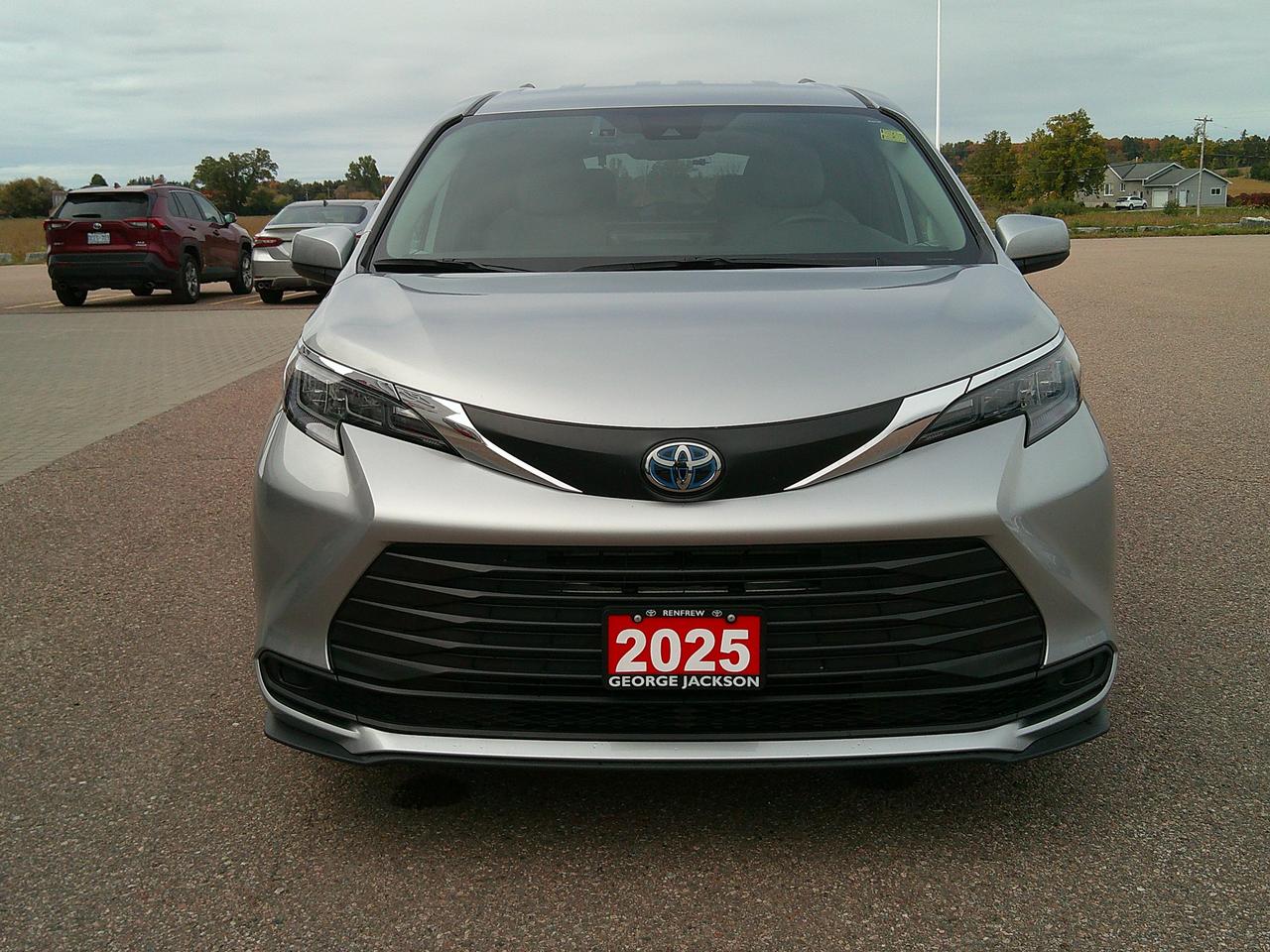 2025 Toyota Sienna LE Photo