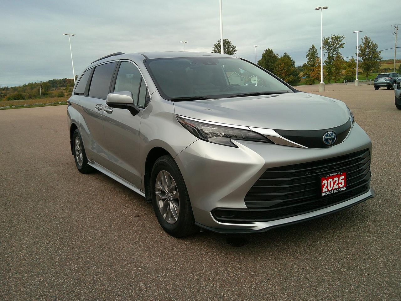 2025 Toyota Sienna LE Photo
