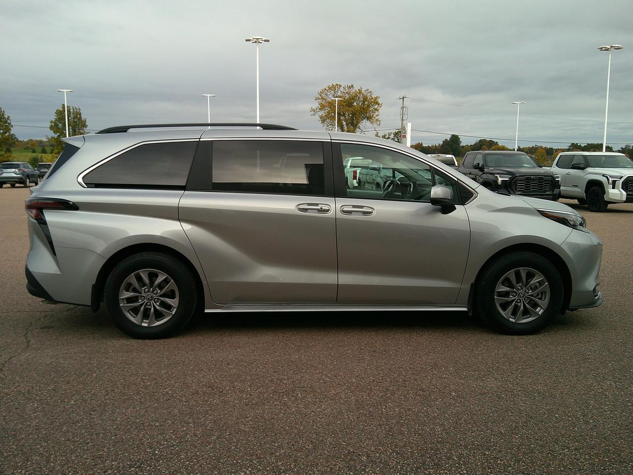 2025 Toyota Sienna LE Photo