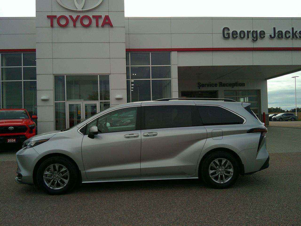 2025 Toyota Sienna LE Photo1