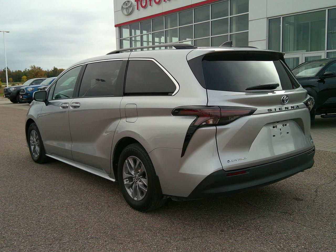 2025 Toyota Sienna LE Photo