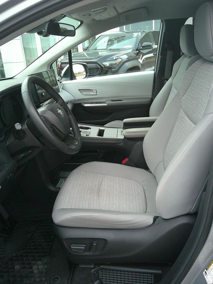 2025 Toyota Sienna LE Photo