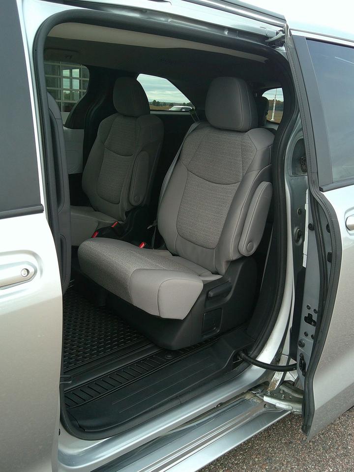 2025 Toyota Sienna LE Photo