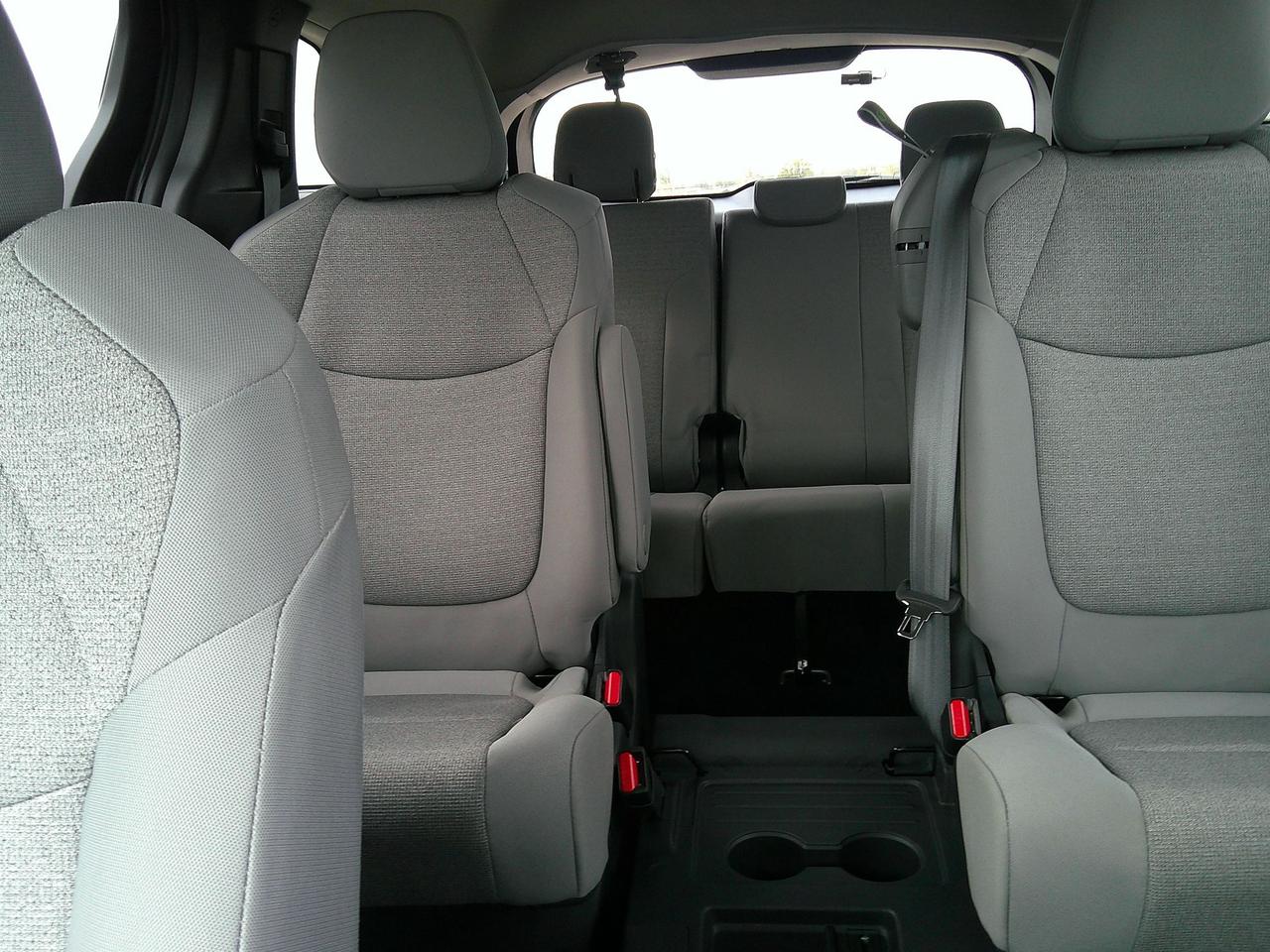2025 Toyota Sienna LE Photo
