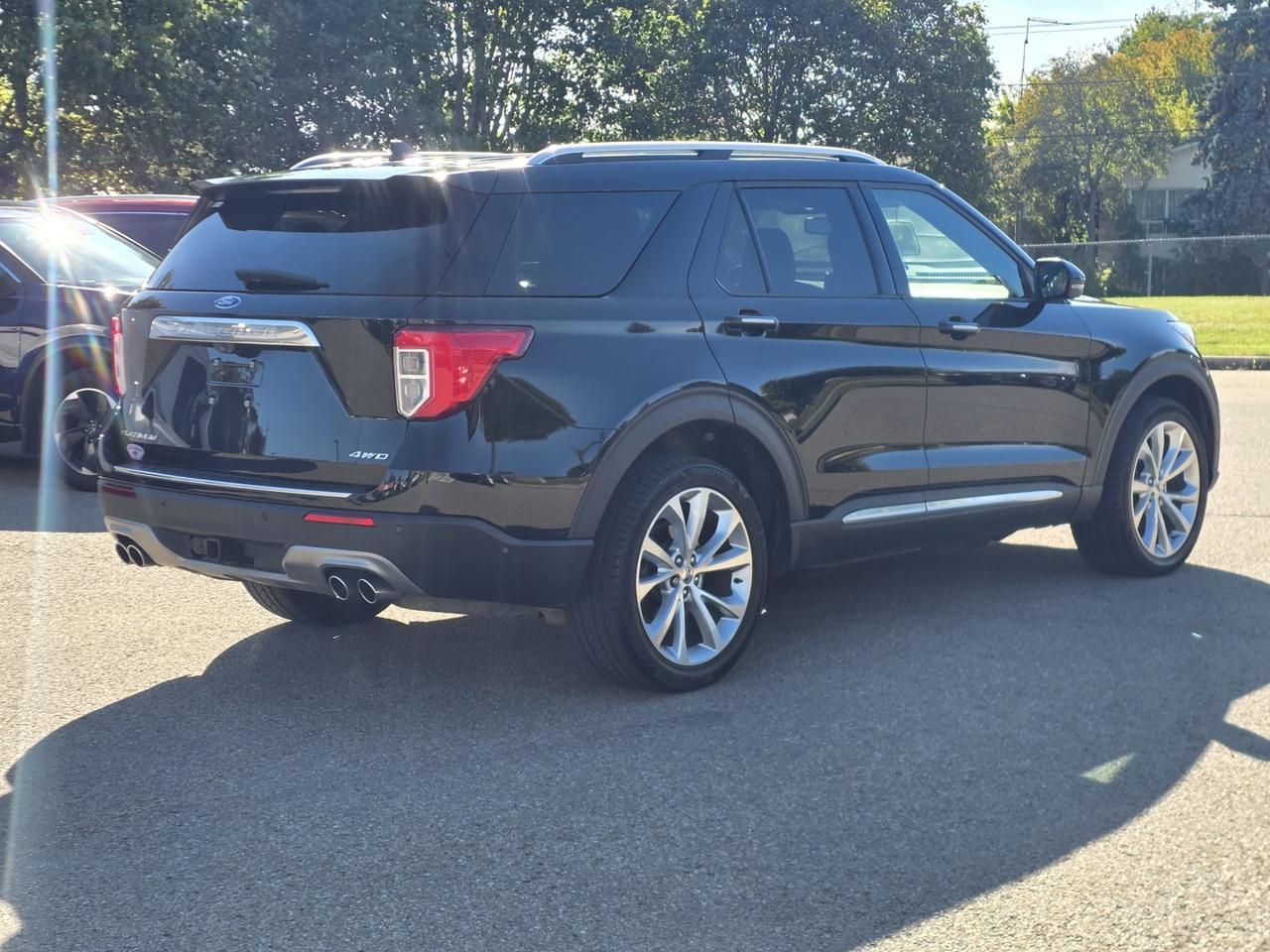 2022 Ford Explorer Platinum AWD Includes snow tire package Photo