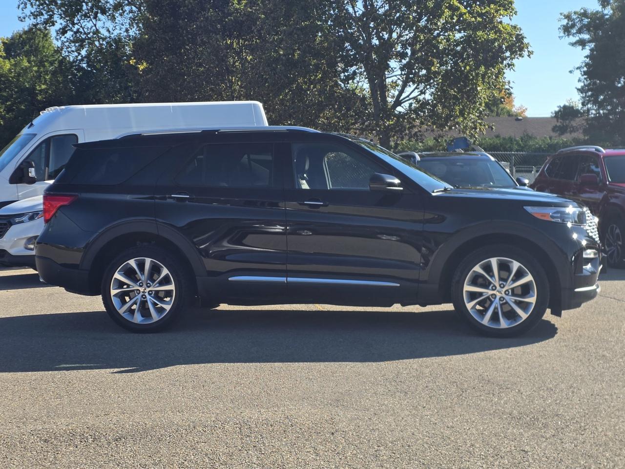 2022 Ford Explorer Platinum AWD Includes snow tire package Photo