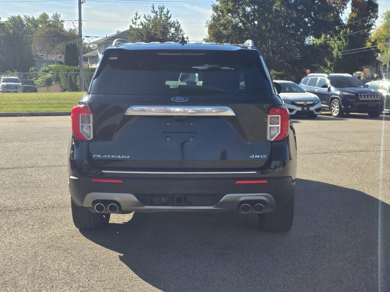2022 Ford Explorer Platinum AWD Includes snow tire package Photo