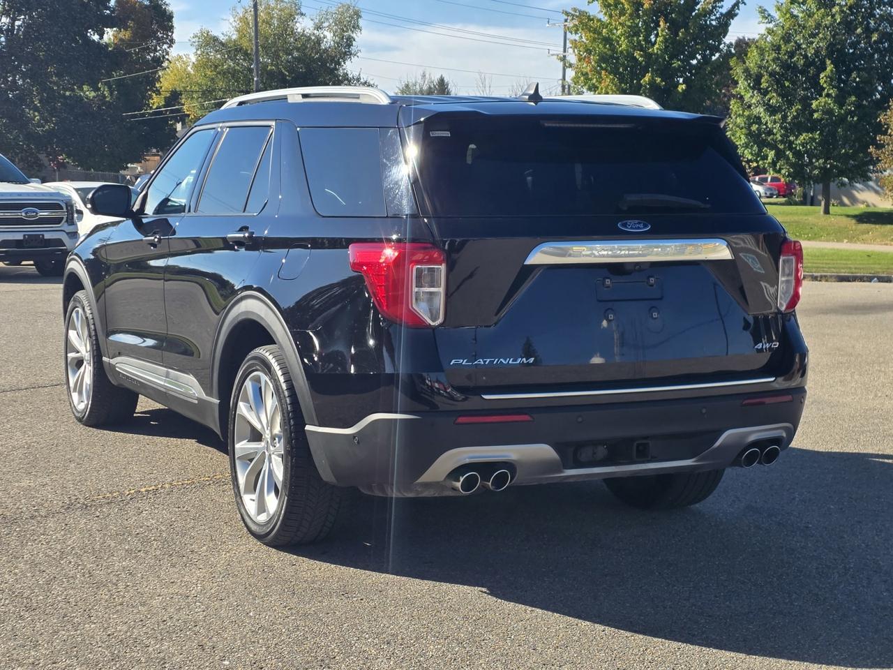 2022 Ford Explorer Platinum AWD Includes snow tire package Photo