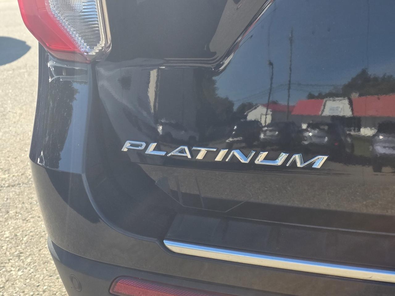 2022 Ford Explorer Platinum AWD Includes snow tire package Photo