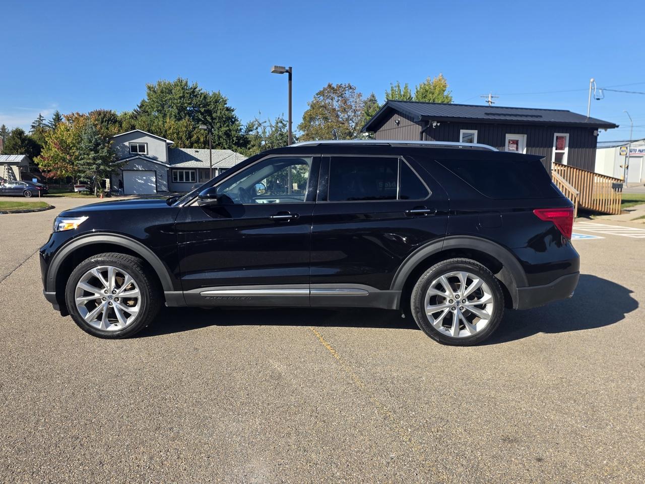 2022 Ford Explorer Platinum AWD Includes snow tire package Photo