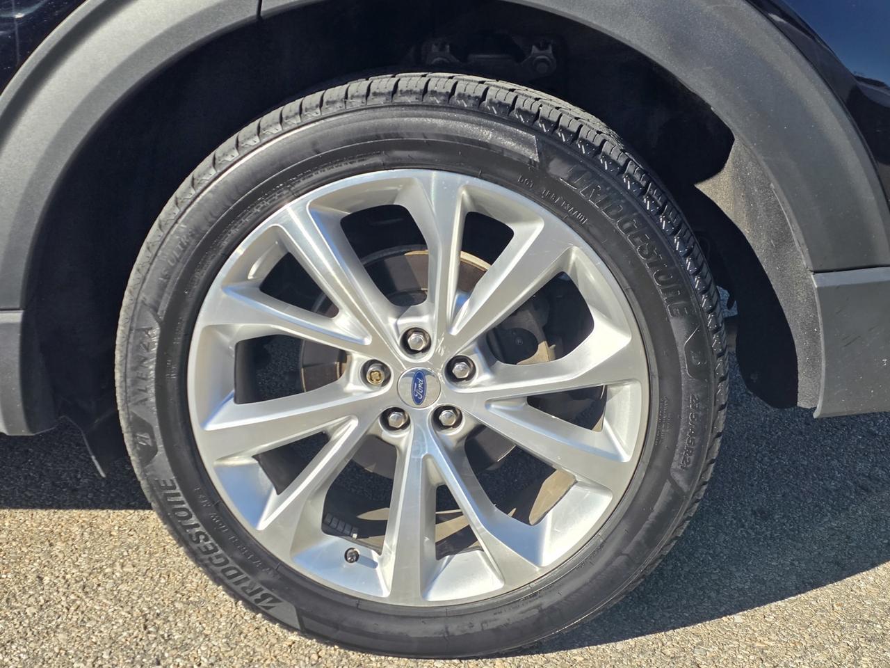 2022 Ford Explorer Platinum AWD Includes snow tire package Photo
