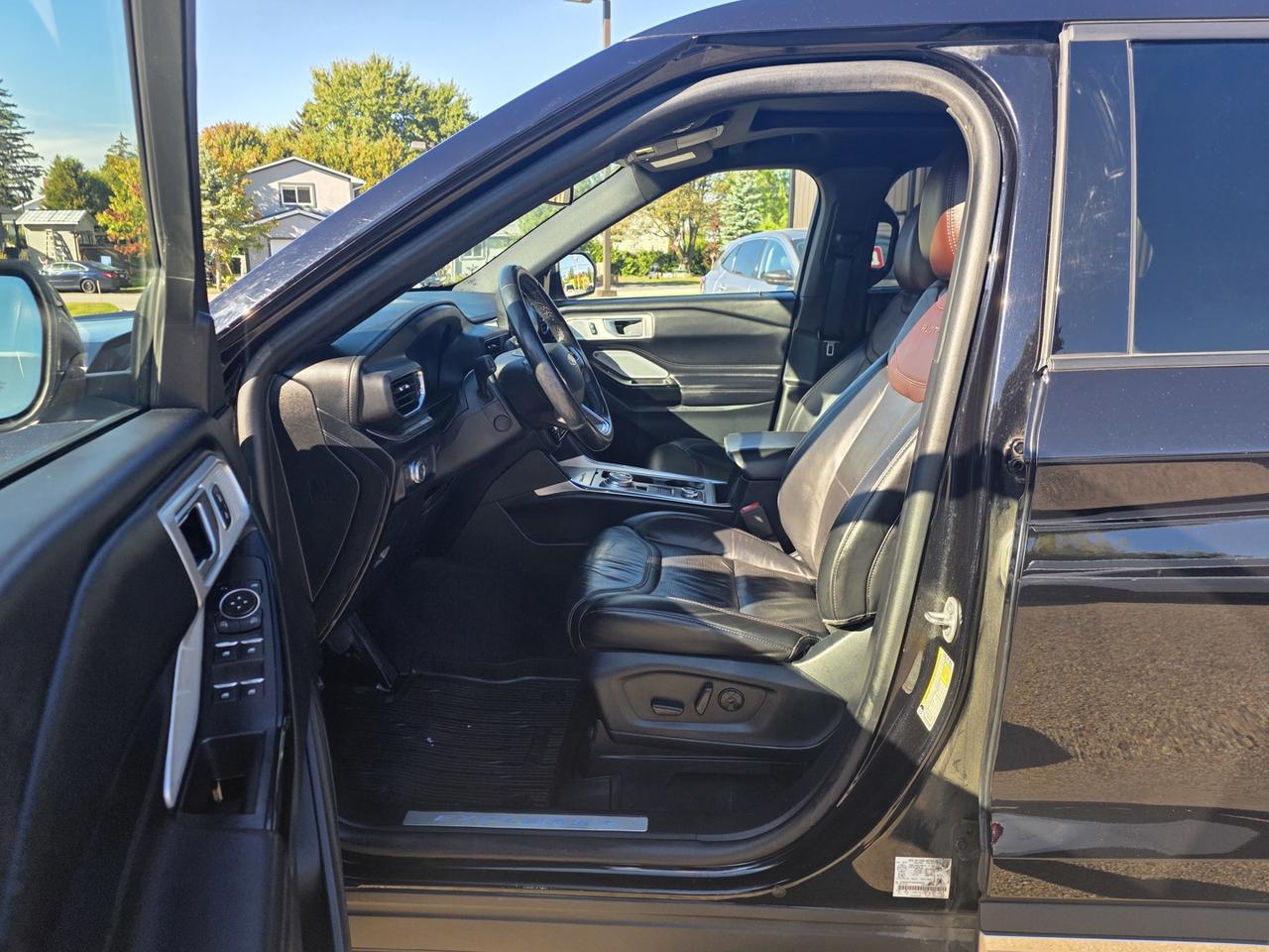2022 Ford Explorer Platinum AWD Includes snow tire package Photo