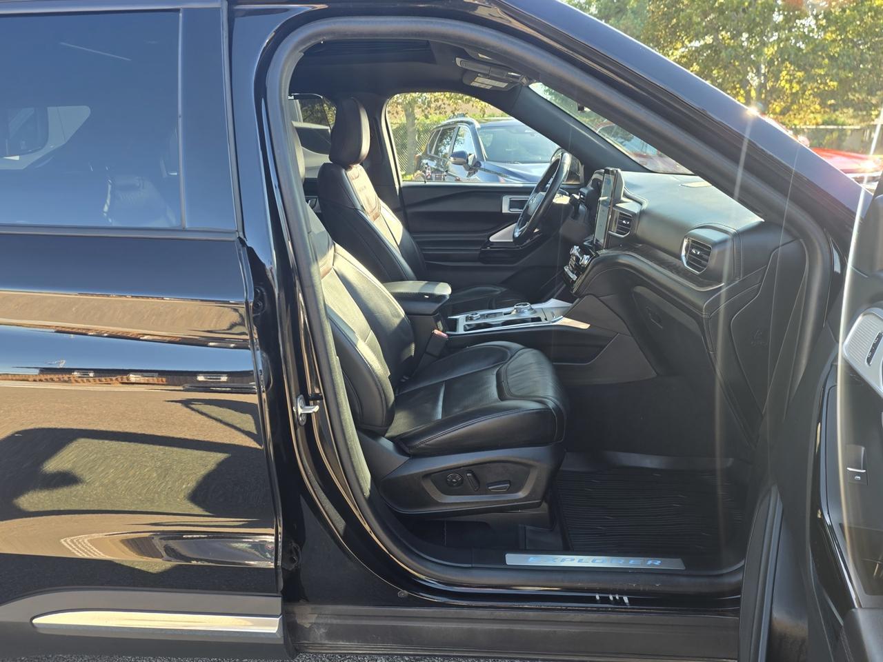 2022 Ford Explorer Platinum AWD Includes snow tire package Photo