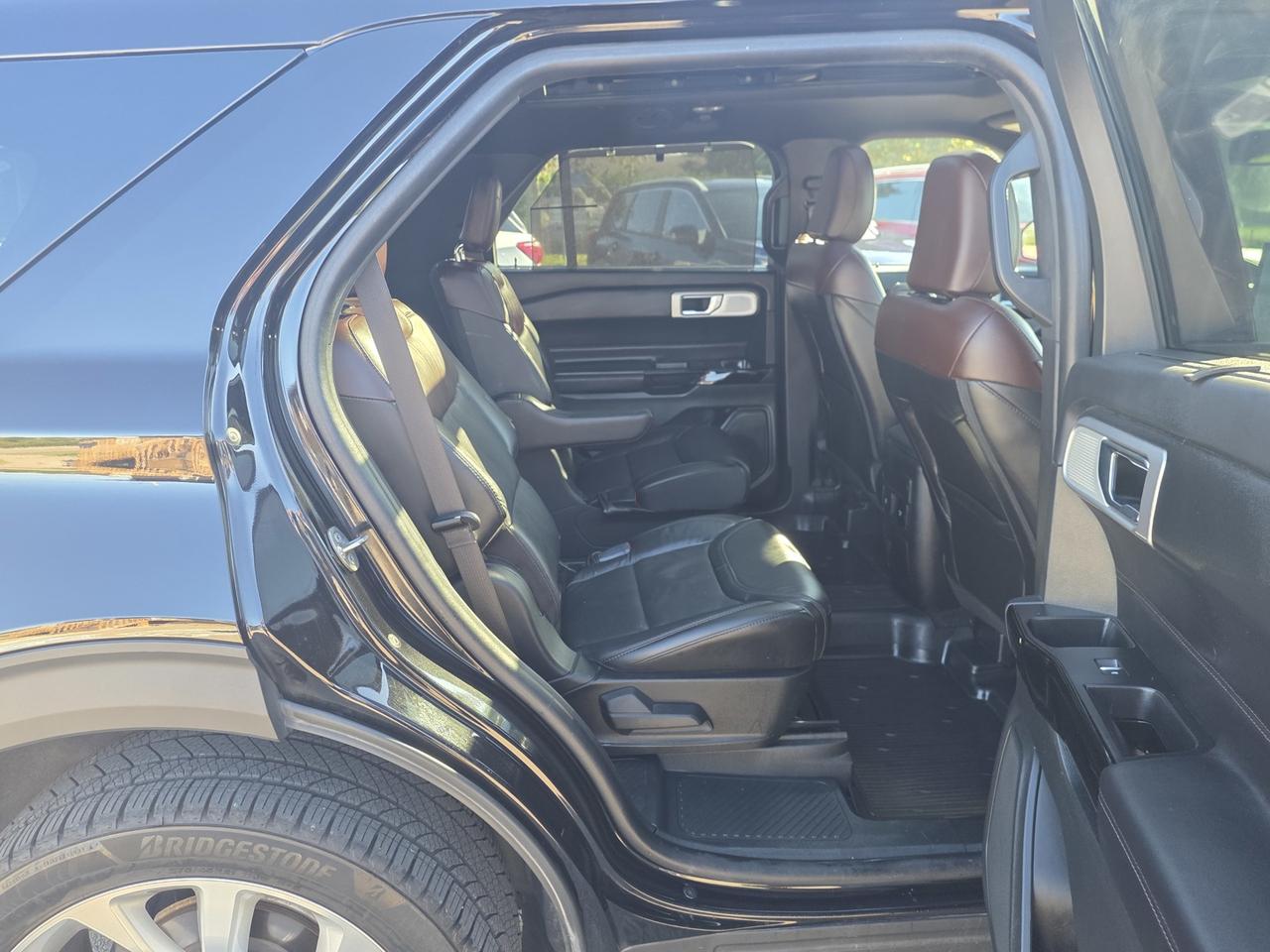 2022 Ford Explorer Platinum AWD Includes snow tire package Photo