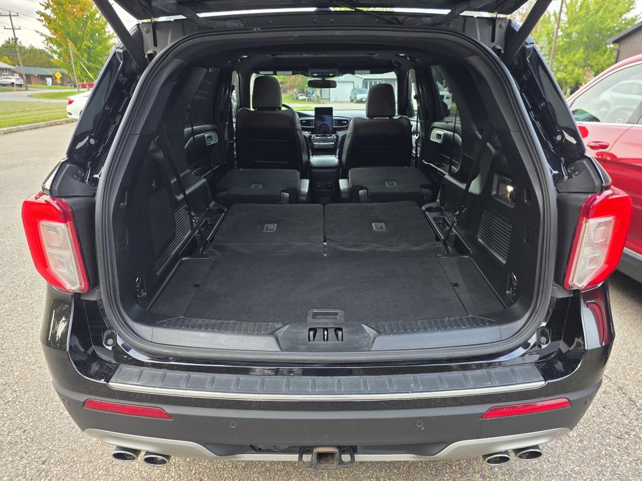2022 Ford Explorer Platinum AWD Includes snow tire package Photo