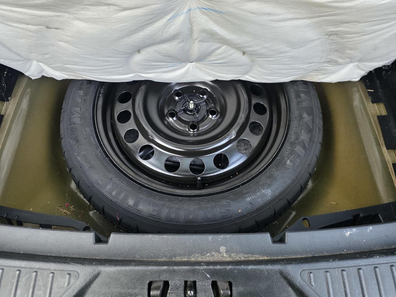 2022 Ford Explorer Platinum AWD Includes snow tire package Photo