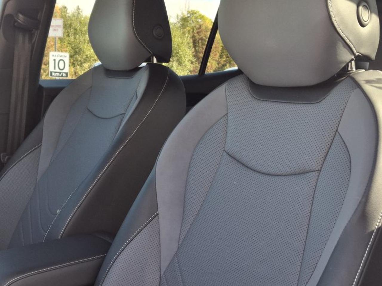 2026 Volkswagen Tiguan Comfortline R-Line Black Edition 4Motion | Leather | Pano Roof | Heated Seats + Steering | and More! Photo