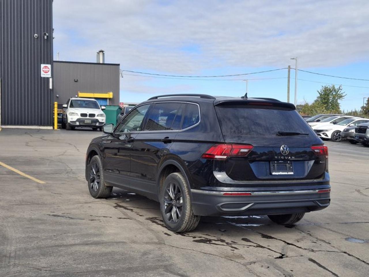 2024 Volkswagen Tiguan Comfortline 4Motion | Leather | Heated Seats + Steering | Wireless Carplay | Adaptive Cruise & More! Photo