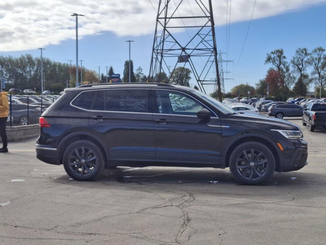 2024 Volkswagen Tiguan Comfortline 4Motion | Leather | Heated Seats + Steering | Wireless Carplay | Adaptive Cruise & More! Photo