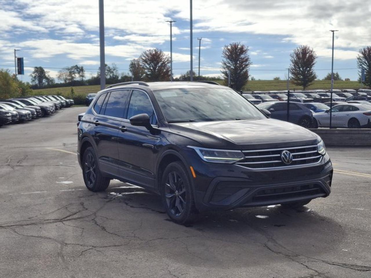 2024 Volkswagen Tiguan Comfortline 4Motion | Leather | Heated Seats + Steering | Wireless Carplay | Adaptive Cruise & More! Photo