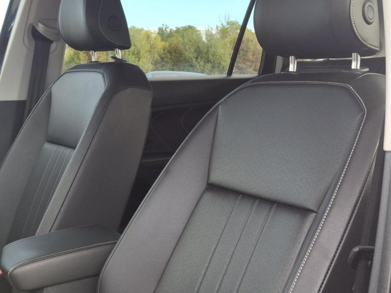 2024 Volkswagen Tiguan Comfortline 4Motion | Leather | Heated Seats + Steering | Wireless Carplay | Adaptive Cruise & More! Photo