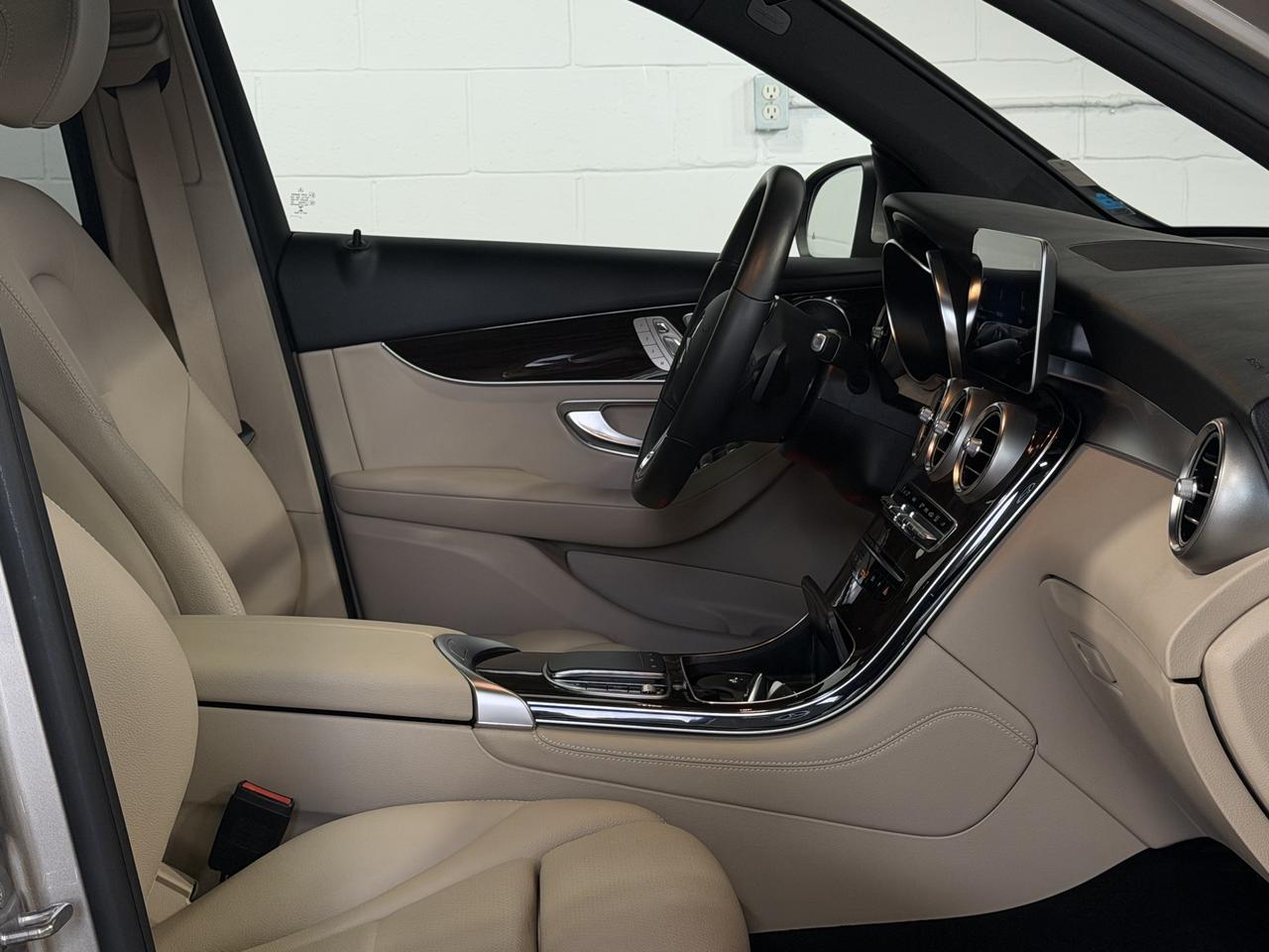 2020 Mercedes-Benz GLC-Class GLC 300 Photo