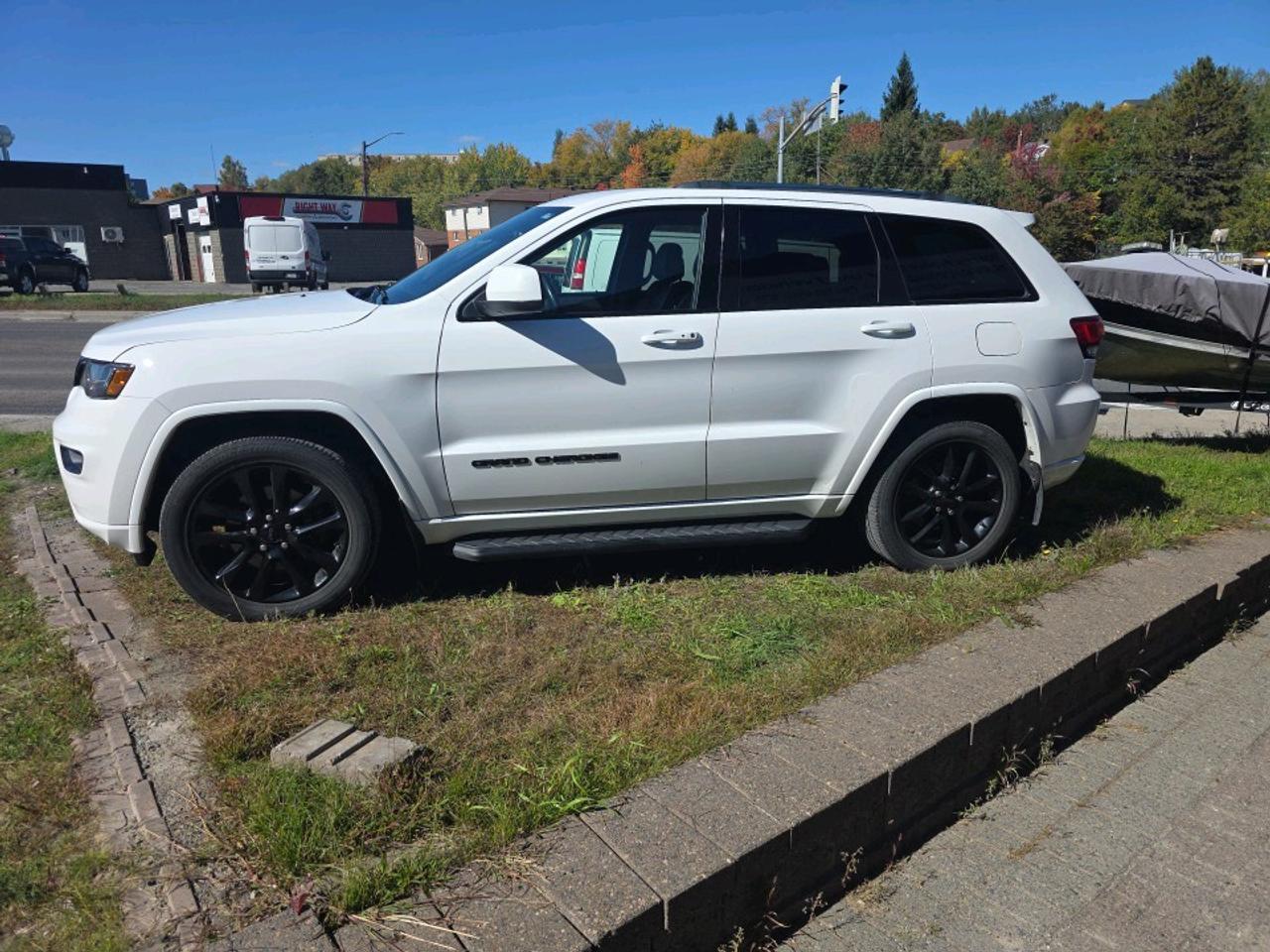2021 Jeep Grand Cherokee Laredo GRAND CHEROKEE ALTITUDE Photo1