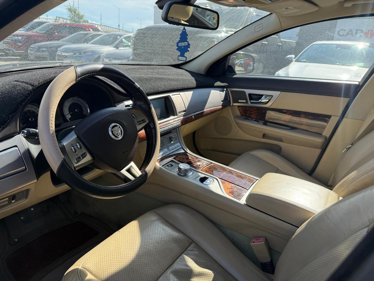 2011 Jaguar XF Premium Luxury / AUTO / YOU SAFETY YOU SAVE Photo4