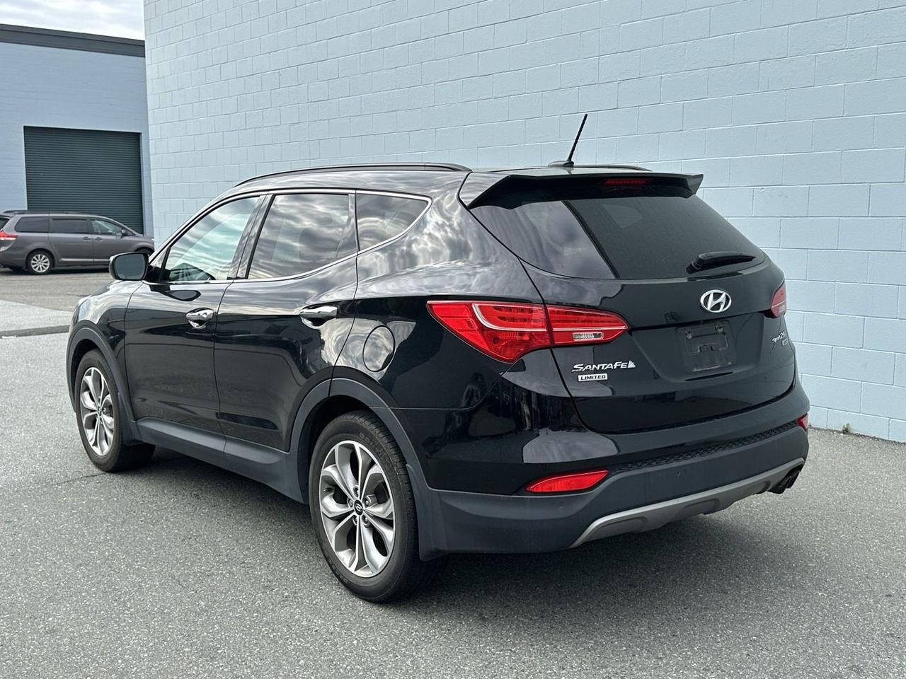 2015 Hyundai Santa Fe Sport 2.0T AWD Accident Free, Clean title Photo4
