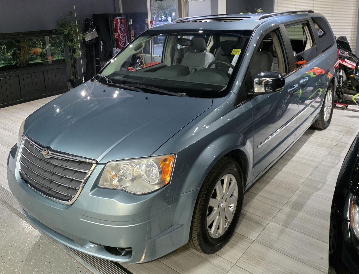 2010 Chrysler Town & Country TOURING Photo