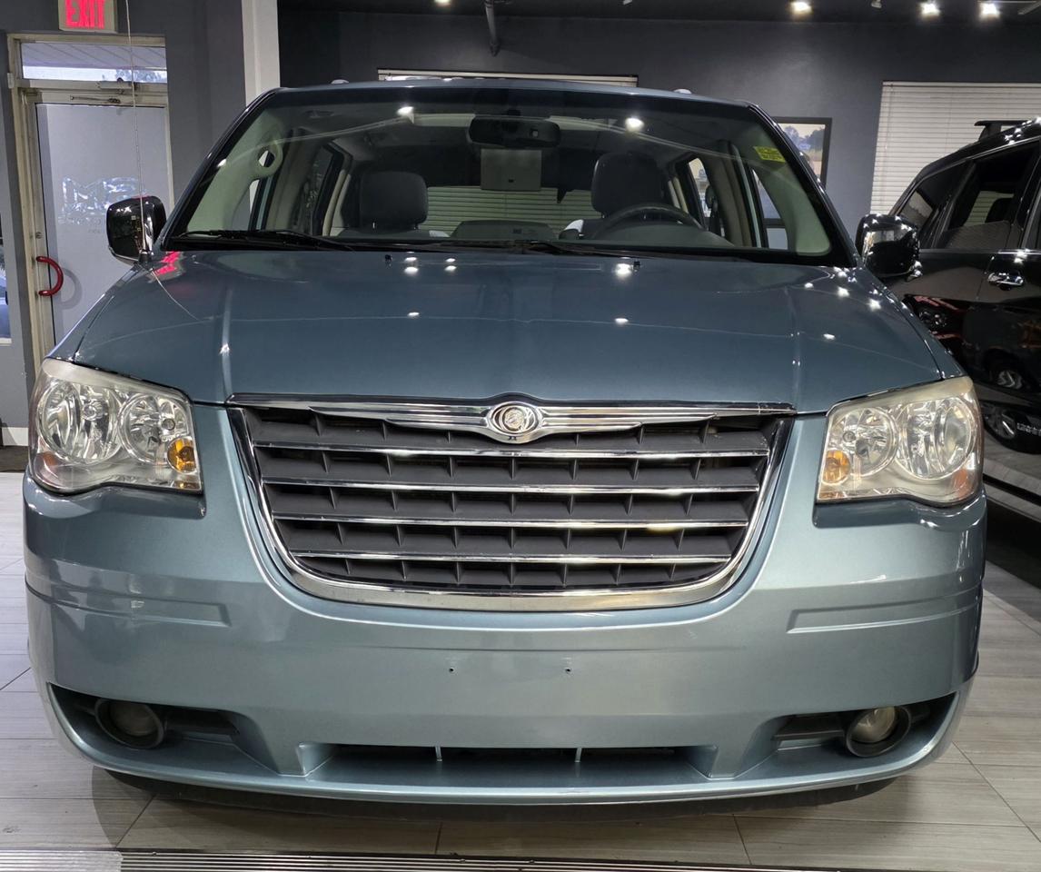 2010 Chrysler Town & Country TOURING Photo