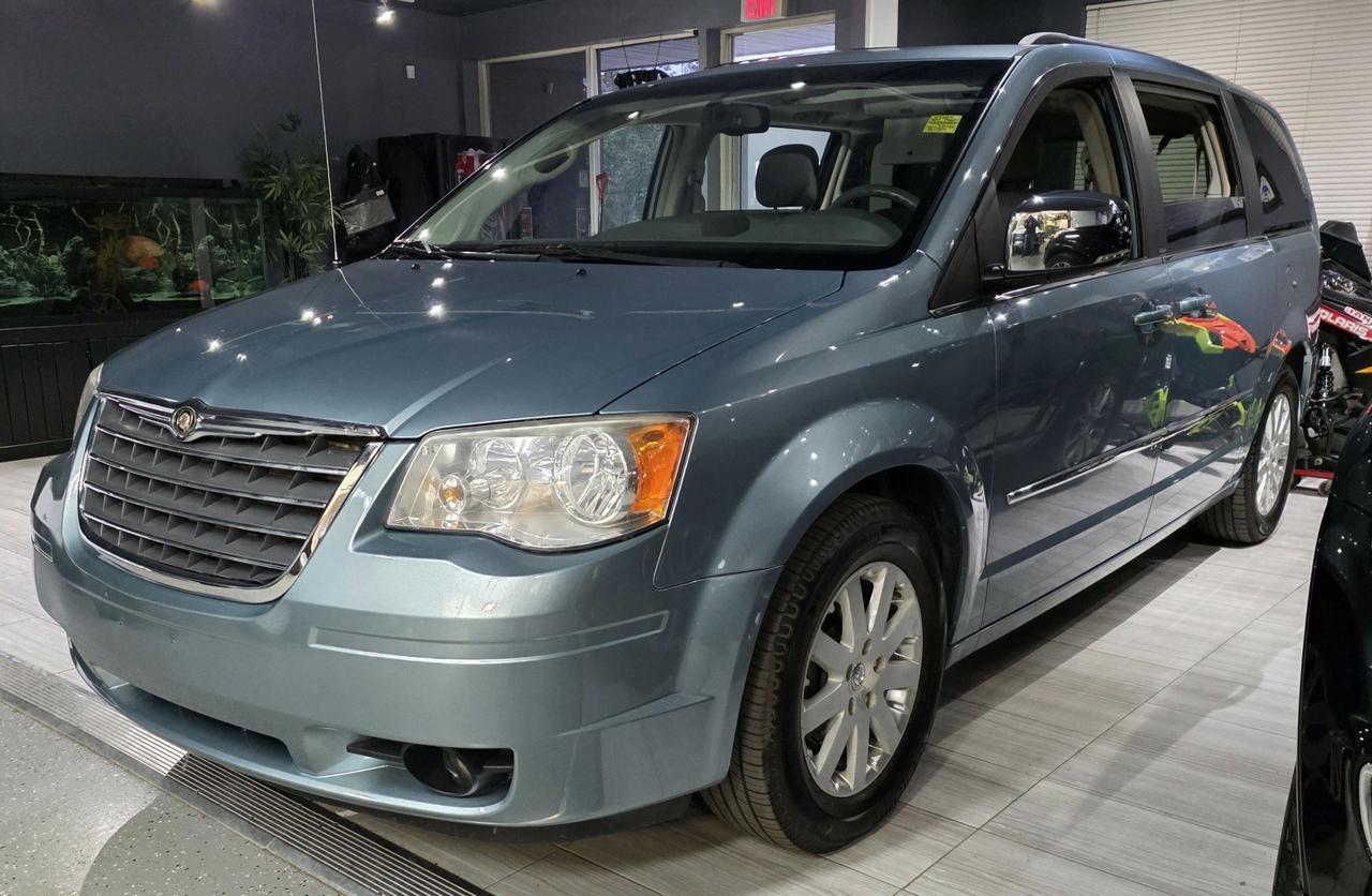 2010 Chrysler Town & Country TOURING Photo